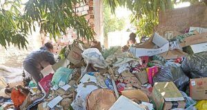 Prefeitura retira três caminhões de inservíveis de imóvel no Adalberto Roxo