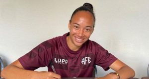 Atacante Aline Gomes, da Ferroviária, assina contrato com a Nike