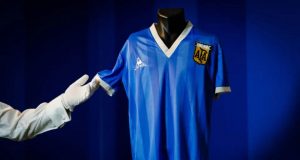 Camisa de Maradona utilizada na Copa de 1986 é leiloada por R$ 44,3 milhões