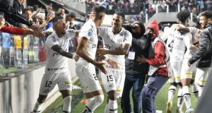 Santos vence com gol no fim e assume a liderança do Grupo C