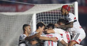 São Paulo vence o Santos em casa e ultrapassa o rival na tabela