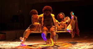 Peça em cartaz na cidade discute a morte corriqueira de jovens negros no Brasil