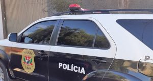 Dupla de criminosos rouba homem que atravessava a praça da Matriz