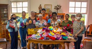 Emoção na entrega de gorrinhos à Maternidade Gota de Leite