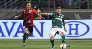 Ainda líder, Palmeiras é surpreendido e perde para o Athletico-PR