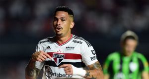 São Paulo vence América-MG e larga na frente por vaga