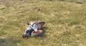 Motociclista procurado foge da polícia e se arrebenta em barranco