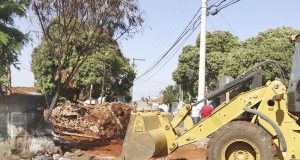 Prefeitura derruba e quer tomar prédio abandonado na Vila Xavier