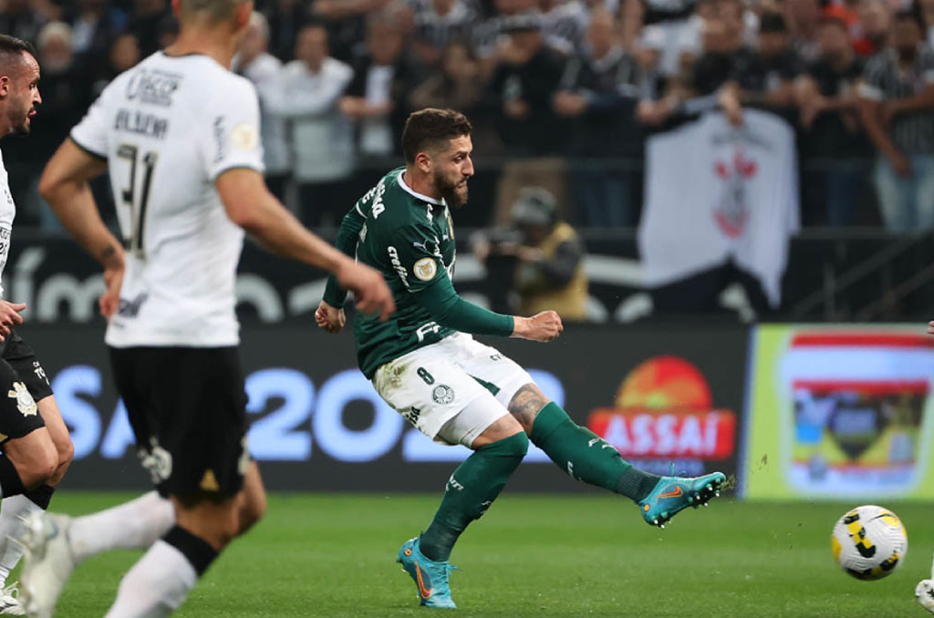 Palmeiras vence Corinthians e dispara na liderança do Brasileirão ...