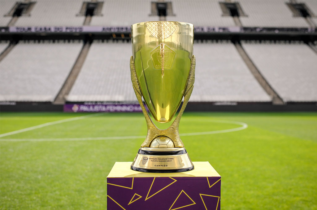 Ficheiro:Taça da Copa Paulista feminina na sala de troféus do