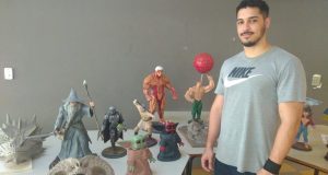 Oficinas Culturais apresentam exposição de Rafael Lopes com modelagem ao vivo