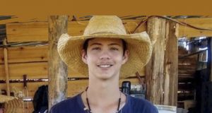 Peão de 18 anos morre após ser pisoteado por touro em rodeio na região