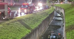 Motorista “mamado” despenca com carro no córrego. Foi preso.