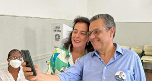 Marcelo Barbieri vota após o almoço no antigo IEBA acompanhado da esposa