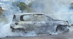 Carro é tomado pelo fogo em frente ao condomínio