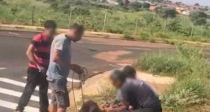 Populares cercam o ladrão de fios e o amarram até a chegada da PM