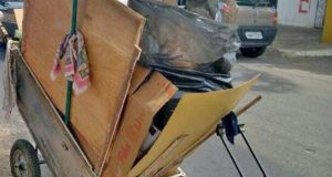 Homem armado com uma faca rouba catador de reciclagem