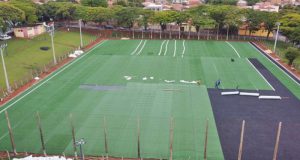 Prefeitura coloca gramado sintético no campo do Acco