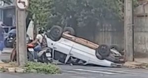 Após bater em outro veículo, Fiat Uno capota na Maurício Galli