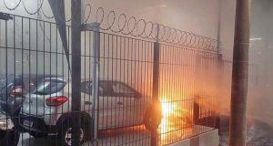 Incêndio provocado por dois homens atinge vários carros em revendedora