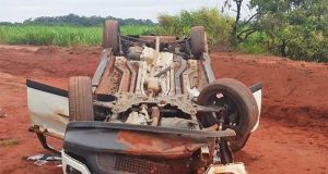 Após evento em Araraquara, mulher capota Jeep Compass perto de Silvânia