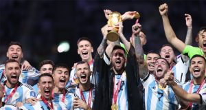 Argentina conquista o tricampeonato mundial e consagra Lionel Messi