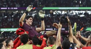 Goleiro do Sevilla brilha nos pênaltis e Marrocos elimina Espanha da Copa