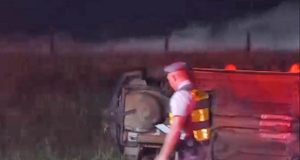 Motorista capota na rodovia e diz que foi fechado por outro veículo