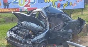 Momentos depois de roubar Corsa, criminoso destrói o carro na Via Expressa