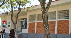 Motorista embriagado e sem CNH tenta fugir da polícia, mas não consegue