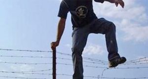 Homem não respeita decisão judicial, e tenta pular muro da casa da ex-companheira