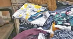 Mulher é detida por funcionários após furtar roupas em loja