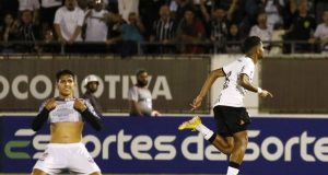 Corinthians marca nos acréscimos e avança à terceira fase Copinha 2023
