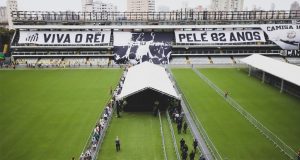 Corpo do Rei Pelé começa a ser velado na Vila Belmiro