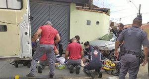 Motociclista morre após ser atingido por Peugeot. Motorista do carro foge.