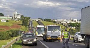Colisão entre dois carros causa congestionamento na Rodovia Washington Luís