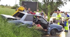 Casal fica ferido em acidente na rodovia SP-215 em São Carlos