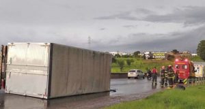 Caminhão carregado com livros tomba na Rodovia Washington Luís