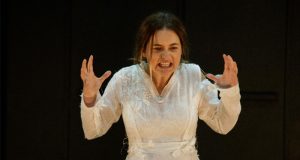 Com ingressos esgotados, atriz Cláudia Abreu apresenta seu espetáculo solo em Araraquara