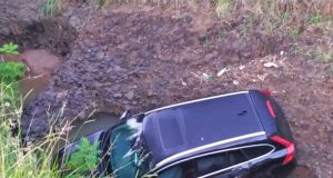 Motorista perde controle da direção e despenca com o seu carro em córrego