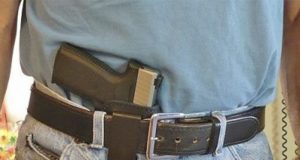 Cliente com revolver na cintura e desfilando no hall do hotel é preso por militares