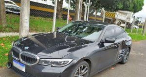 Caminhão e uma BMW colidem na Rodovia Washington Luís