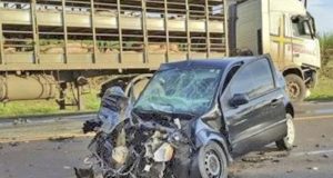 Mulher fica presa nas ferragens do carro em acidente na SP-255