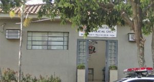 Falsos pedintes armados com facas roubam marmitaria