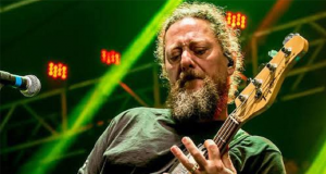 Baixista araraquarense do CPM 22 lamenta a morte de Canisso, dos Raimundos