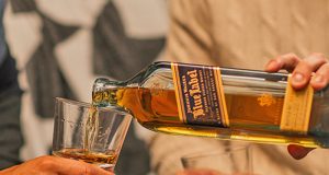 Durante roubo de Whisky em supermercado, ladrão é detido por funcionários