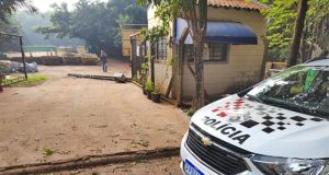 Caminhão entra no Bolsão, se enrosca na fiação, derruba poste que fere idoso