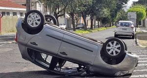 Carros se chocam e um deles capota no Balão da CTA nesta terça (vídeo)