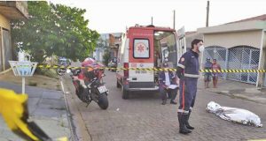 Homem mata rival após discussão em bar e acaba ‘preso’ por seguranças da universidade