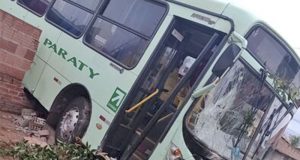 Motorista perde o controle da direção e ônibus desgovernado invade residência